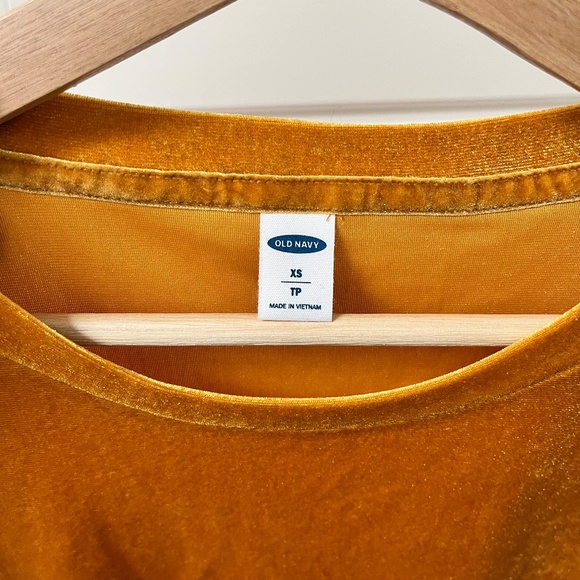 Velvet Old Navy T-Shirt in Gold/Mustard - Picture 4 of 5
